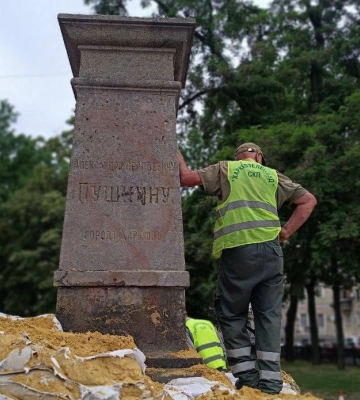 В Харькове демонтировали постамент памятника Пушкину 