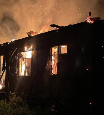 Згоріли три приватні будинки: вночі росіяни вдарили по Козачій Лопані