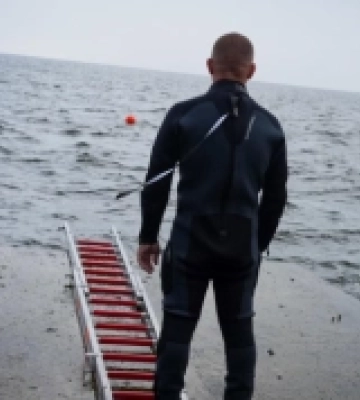 Рівненську поліцейську, яку хвилею змило в море, все ще не знайшли
