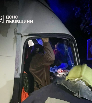 Авто влетіло у відбійник: на Львівщині пасажирку визволяли рятувальники