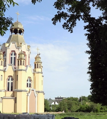 Унікальну дев’ятикупольну церкву понад 20 років будують у селі на Коломийщині (відео)