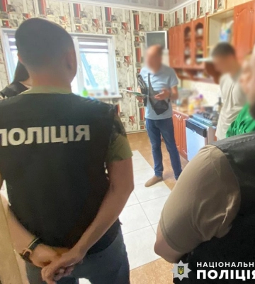 Фішинг-шахрайство: У Житомирі викрили молодиків, які під видом виплат ООН знімали кошти в потерпілих