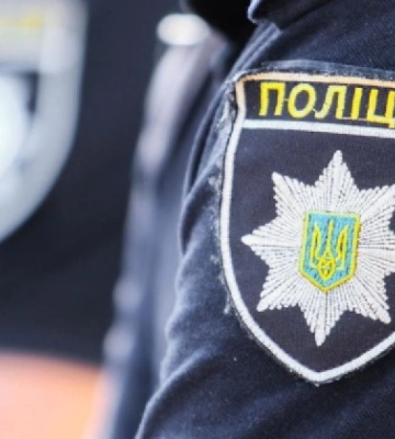 У Херсоні жінка вкусила за руку поліцейського, який разом з ТЦК намагався перевірити документи її сина