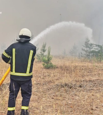 На Харківщині внаслідок масованих обстрілів у Чугуївському районі спалахнули чотири пожежі
