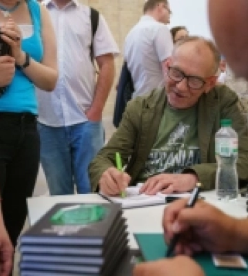 «Це інакше як дивом не назвеш», – Олександр Ірванець про вцілілі примірники нової книги після російського обстрілу друкарні в&amp;hellip;