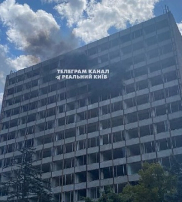 У Києві палає будівля колишнього «Електронмашу» (відео)