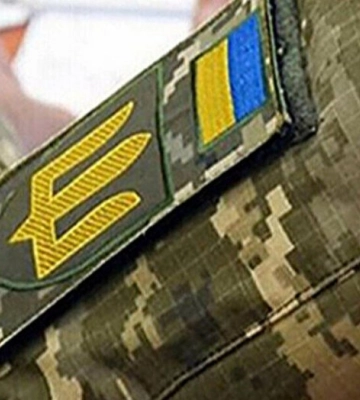 Конфлікт на ринку в Херсоні: перешкоджаючи перевірці документів сина, жінка вкусила поліцейського за руку. ВІДЕО+ФОТО