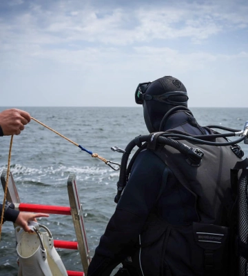 Рівненську поліцейську, яку хвилею змило в море, все ще не знайшли