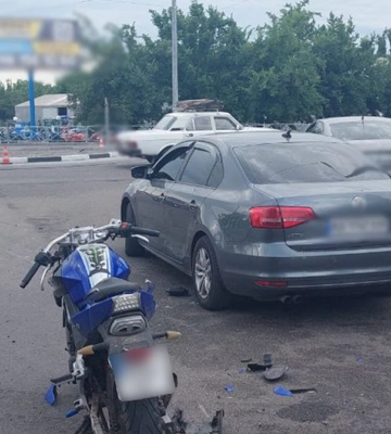 Мотоцикліст у Кропивницькому спричинив потрійну ДТП