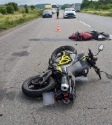 На Рівненщині зіткнулися два автомобілі та два мотоцикли. Є травмовані