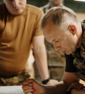 Сирський відвідав Східний фронт: ситуація складна через інтенсивність боїв та широке використання ворогом бронетехніки і КАБів