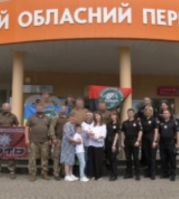 У Луцьку побратими полеглого військового зустріли із перинатального центру його дружину та новонародженого сина