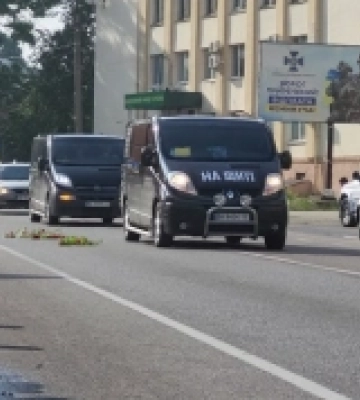 На останній дорозі – квіти: Острог зустрів полеглого Андрія Панасюка