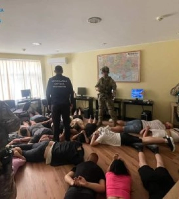Ошукали громадян країн ЄС на мільйони гривень – на Закарпатті затримано організатора та 18 учасників шахрайського call-центру
