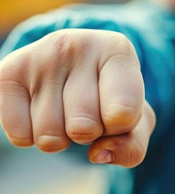 У Кривому Розі засудили продавчиню ринку, яка під час сварки вивихнула колезі палець на руці