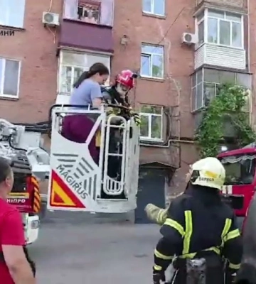 У Дніпрі на пожежі загинула жінка, двох людей врятували вогнеборці (ВІДЕО)