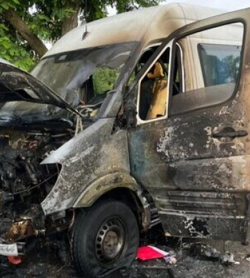 Окупанти поцілили дроном по рейсовому автобусу в Нікополі, є постраждалі