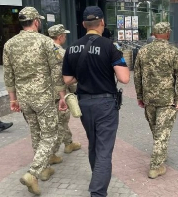 Киянин вкусив поліцейського під час перевірки документів: у ТЦК прокоментували інцидент