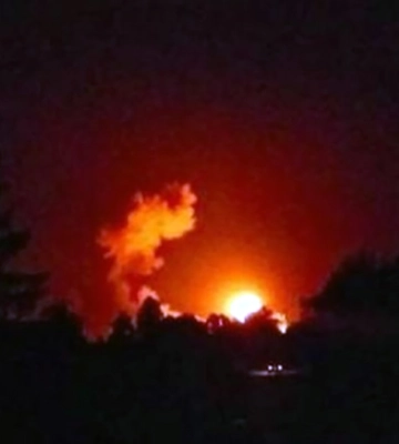 На місці влучання російської ракети в Харкові спалахнула пожежа