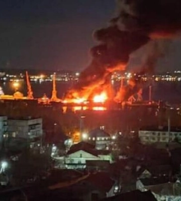 Унаслідок нічної атаки на Керч постраждало два порома: деталі