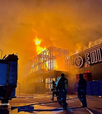 росіяни вночі вдарили по Херсону: горів недіючий будівельний гіпермаркет