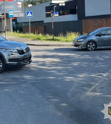 У Брюховичах зіткнулися автівка та мотоцикл