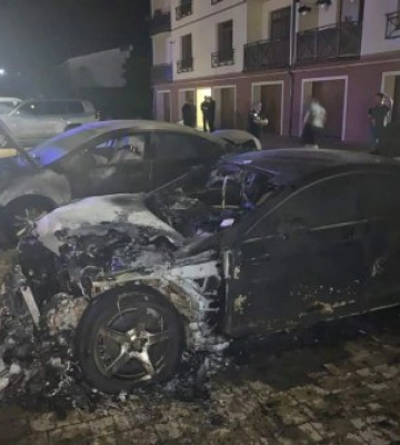 Сьогодні о пів на другу годину ночі в Ужгороді  згорів Mercedes-Benz