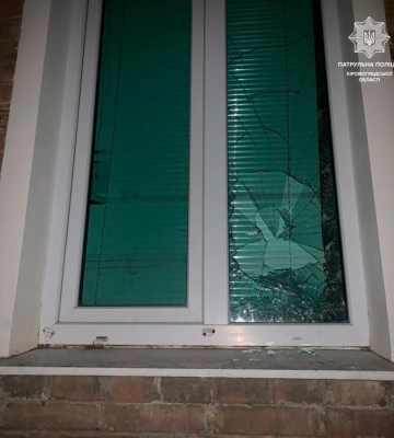 У Кропивницькому чоловік розбив сусідам вікна та пошкодив авто