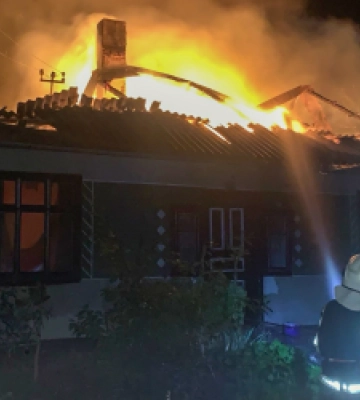 На Львівщині понад дві години гасили пожежу в житловому будинку
