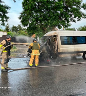 Росіяни вдарили безпілотником по рейсовому автобусу на Нікопольщині (відео)