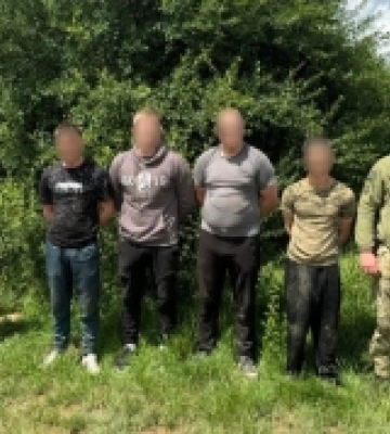 На Закарпатті зупинили чоловіків, які намагалися пробратися до Словаччини