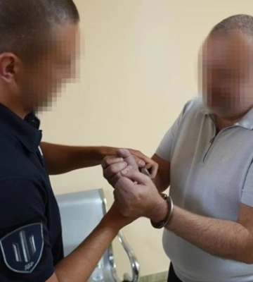 Чиновники ДМС требовали взятку за помощь в избежании депортации