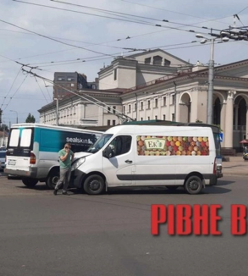 У Рівному через пожежу перекрили вулицю
