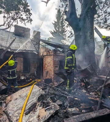 З палаючого будинку в Рівному рятувальники винесли чоловіка (ВІДЕО)