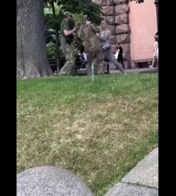 В Киеве на Крещатике гражданский избил военного ТЦК