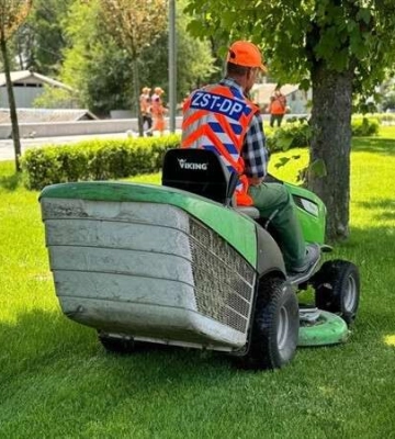 Доглядають за газонами та пильнують, аби не було сміття: комунальники Дніпра піклуються про чистоту міста