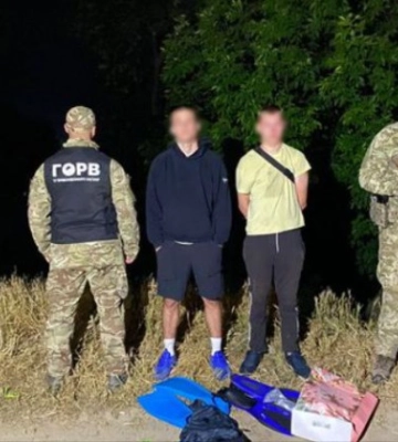 С ластами и надувной подушкой через Дунай в Румынию: пограничники задержали уклонистов