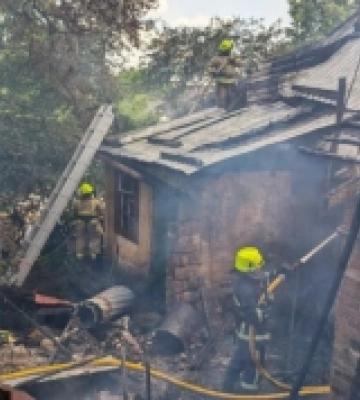 В Рівному під час пожежі у житловому будинку врятували чоловіка