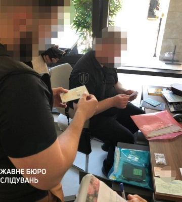 Сотрудники миграционной службы за $20 тыс. обещали иностранцу помочь остаться в Украине, их арестовали – ГБР