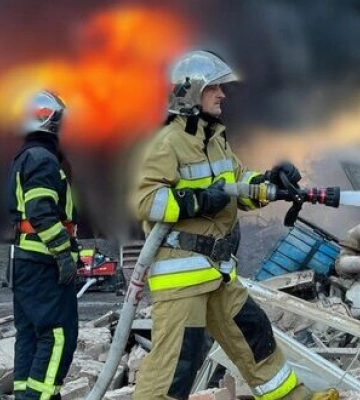 На Київщині триває ліквідація пожежі на промисловому об’єкті, яка спалахнула внаслідок атаки РФ. ФОТОрепортаж