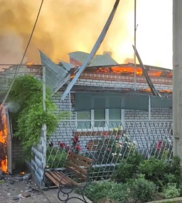 Росіяни атакували Нікополь: у місті пожежі, поранено двох жінок