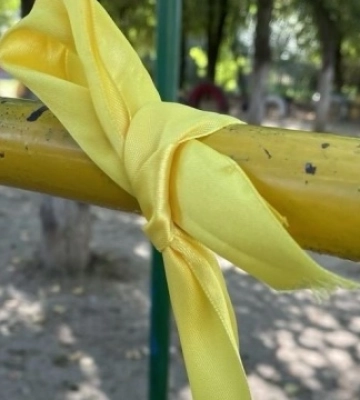 На ТОТ Херсонщини активісти розвішали жовті стрічки та патріотичні постери