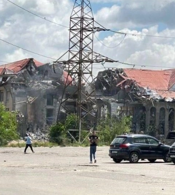В оккупированном Луганске прогремела серия взрывов, поднялся дым. Фото и видео