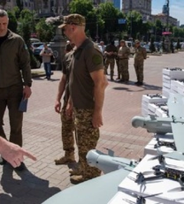 Кличко передав двом підрозділам ЗСУ допомогу від киян - 25 вантажівок, 500 дронів та три БПЛА &quot;Лелека&quot;