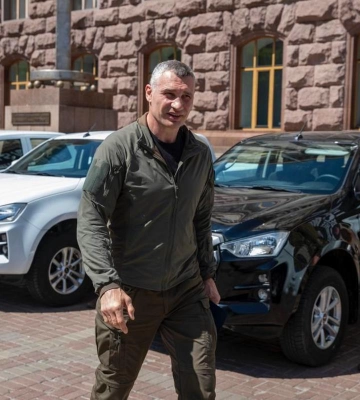 Кличко передал двум подразделениям ВСУ помощь от киевлян - 25 грузовиков, 500 дронов и три БПЛА &quot;Лелека&quot;