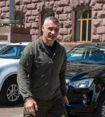 Кличко передал двум подразделениям ВСУ помощь от киевлян - 25 грузовиков, 500 дронов и три БПЛА &quot;Лелека&quot;