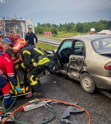 Біля Винників рятувальники вирізали ножицями з понівеченої автівки водія
