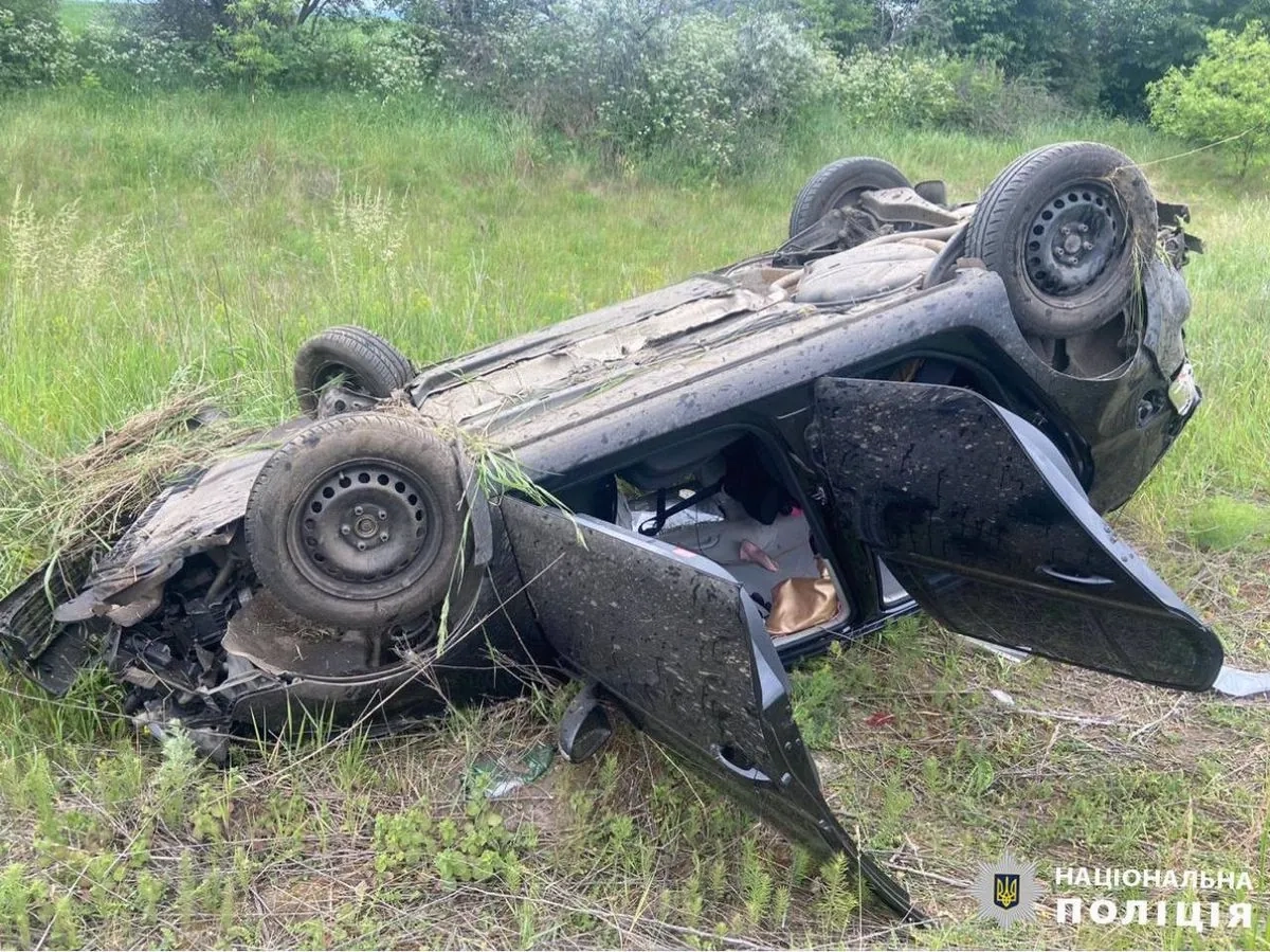 На Київщині водій Volkswagen не впорався з керуванням, авто зʼїхало у кювет  та перекинулось - Регіональні новини