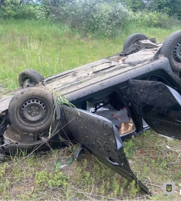 На Київщині водій Volkswagen не впорався з керуванням, авто зʼїхало у кювет та перекинулось