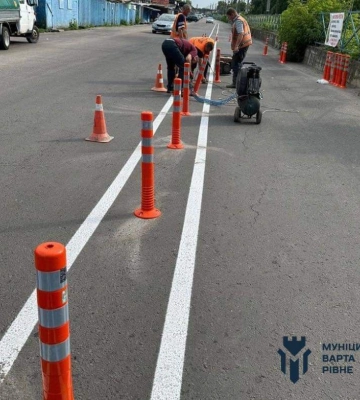 Щоб більше не паркувалися? На одній з вулиць Рівного з&#039;явилися стовпчики